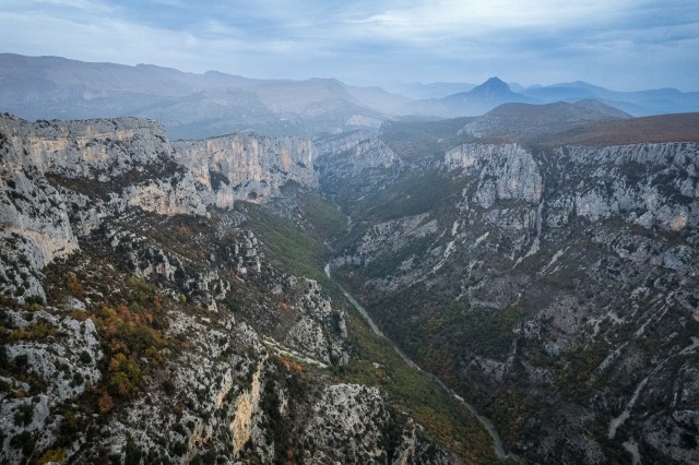 Droonivaade jõele ja järskudele lubjakivikaljudele Verdoni jõe kuristikus Prantsusmaal