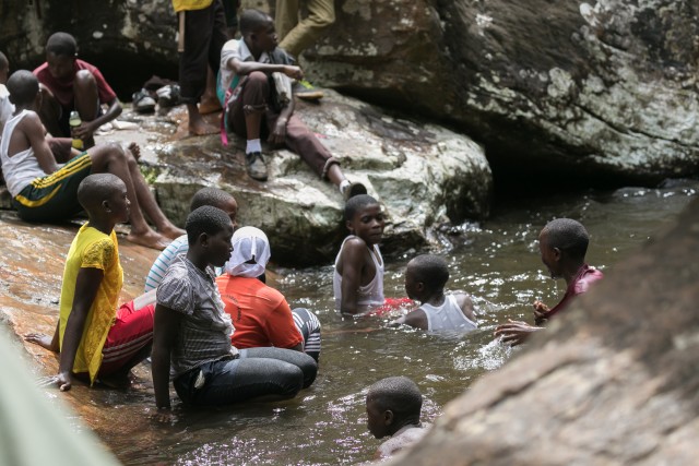 Tansaania külaelanikud vee mõnusi nautimas, Aafrika