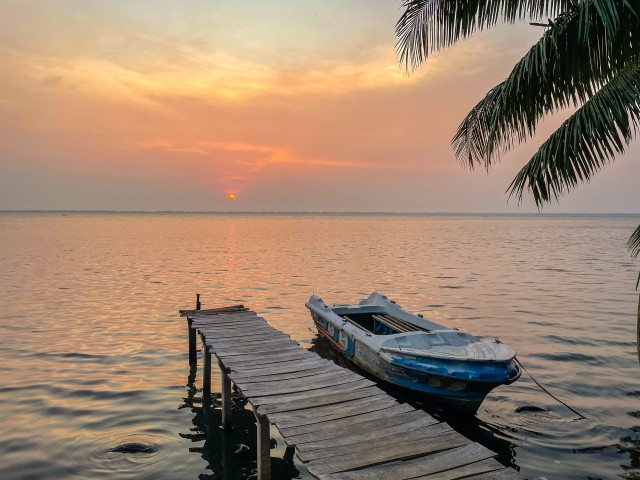 Värviline dokitud paat Sri Lankal