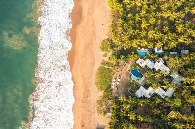 Droonivaade Sri Lanka liivasel rannikul asuvale villade kompleksile