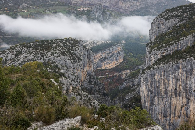 Droonivaade järskudele lubjakivikaljudele Verdoni kuristikus ja jõel Prantsusmaal