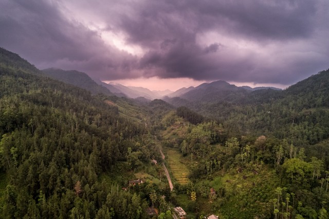 Droonivaade Sri Lanka rahvuspargi maastikule ja mägikülale