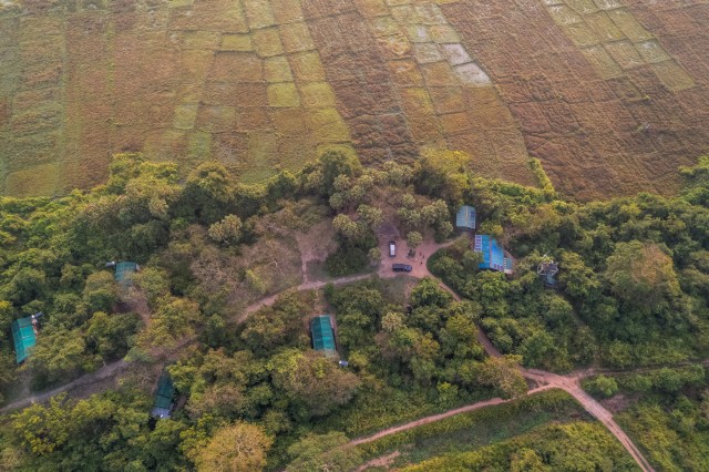 Droonivaade Aranya Trailsi laagrile, luksuslikule telkimisplatsile Wilpattu rahvuspargi lähedal Sri Lankal