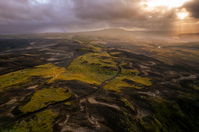 Samblaga kaetud kraatrid Islandi mägismaal Lakagígaris